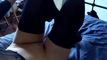 Abspielen Fick meine Frau in einer Kapuze und schwarzen halterlosen Strümpfen mit Butt-Plug