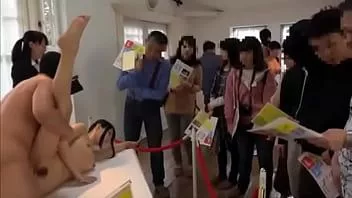 播放 可爱的日本女孩在艺术展上被操