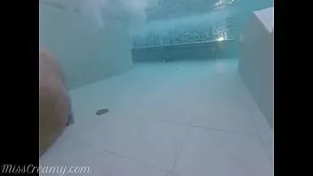 play Une étudiante adolescente me doigte la chatte dans une piscine publique devant des inconnus - misscreamy