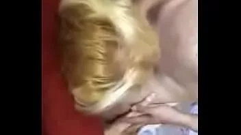 تشغيل تحصل على إيقاظ فتاة شقراء ومارس الجنس في الفم