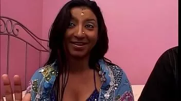 play A indiana bhabhi karadi está fazendo seu primeiro filme adulto para sustentar sua família