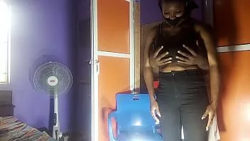 Reproducir Perrito profundo para la alta y sexy diane mientras se corre para la cámara