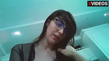 play Secretara rusă l-a lăsat pe soțul ei să sară pe pula șefului