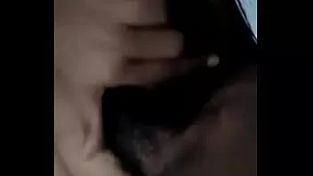 Reproducir Chica bangladesí muestra sus tetas y su coño