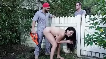 Reproducir Esposa tetona se folla al jardinero que se esconde de su marido - skyla novea
