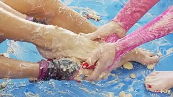 تشغيل تتغذى الضربات الشقراء على الطعام من بعضها البعض قبل أن تصدم أحمقهم الرطبة بألعاب جنسية