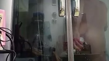 Reproduzir Brincando com minha bunda no box do chuveiro