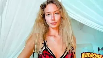 تشغيل هذه الشقراء الصغيرة اللطيفة تعرف شيئًا أو اثنين ...