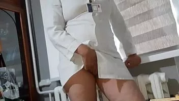 play Une docteure se masturbe la chatte alors qu'il n'y a pas de patients - les filles volent l'orgasme