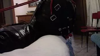 Redare Vedere foarte apropiată a Laurei, în gât de un penis mare, cu buzele cu gura deschisă, multă salivare