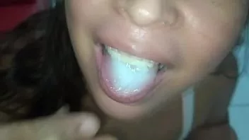 play Ich erwische ein Mädchen beim Masturbieren mit einem Dildo, wenn ich in einem Airbnb übernachte, sie gibt mir einen Blowjob und ich spritze ihr in den Mund, sie schluckt mein ganzes Sperma sehr nuttig. die beste Erfahrung