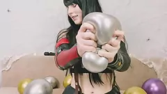 play 最终幻想中的Tifa Lockhart在Sexy Cosplay独奏中，以气球爆发和肮脏的演讲为特色
