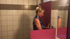 Abspielen Italienische Milf Luna wird wild mit einem POV -Deepthroat im Outdoor -Badezimmer