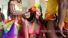 Reproduzir Gata adolescente asiática fica travessa em público antes de três