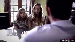Jouer Les mains du conseiller plein: Petites lesbiennes Coco Lovecock & Haley Reed en trio tabou