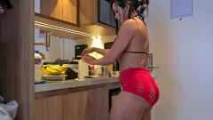 Redare Greșeala cameristei: Bruneta latina cu fund și sâni este prinsă de șef în timpul sexului oral și anal