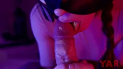 Redare O muie erotică aburindă cu un bărbat mascat într-o cameră de hotel: soția suge un penis mare, dând cu degetele și o esperma fierbinte în gură