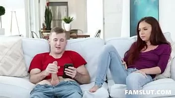 play Sora vitregă Ava Haze și-a surprins fratele masturbându-se și i se alătură